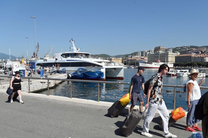 Putnički terminal trebao bi preseliti s Molo longa / Foto Vedran Karuza