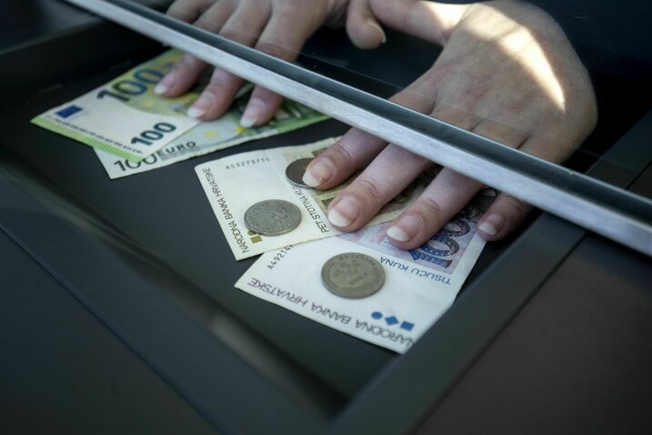 Dosadašnja iskustva zemalja koje su uvele euro pokazuju da se nikada ne zamijeni cjelokupan gotov novac bivše valute / Foto Igor Kralj/PIXSELL