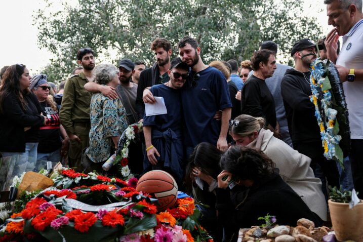 S pogreba Alona Lulu Shamriza, jednog od trojice izraelskih talaca, koje je pobila izraelska vojska kad su polugoli izašli s bijelom zastavom iz svog skrovišta / Foto Reuters