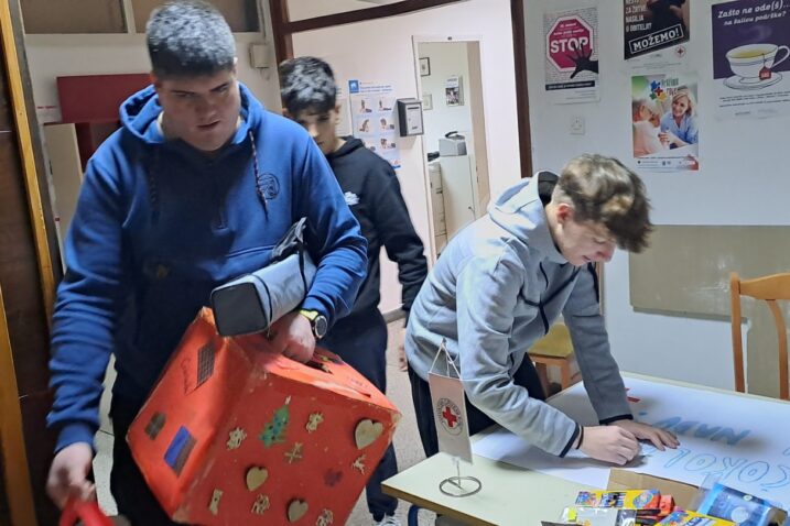 Članovi Kluba mladih CK Delnice u akciji prikupljanja čokolada
