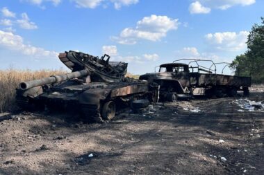 Uništeni ruski tenk T-72 i kamion Ural kraj mjesta Volodyne / Foto Screenshot Twitter