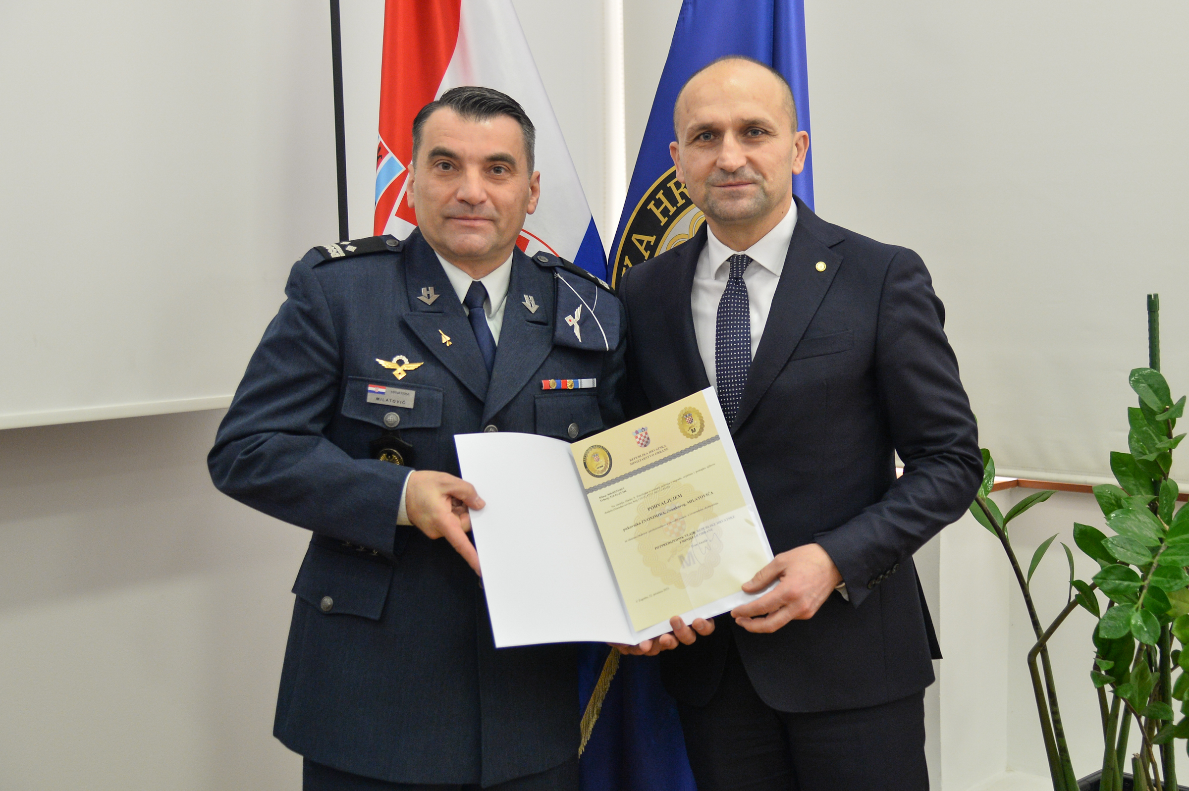 Pukovnik Zvonimir Milatović i ministar obrane Ivan Anušić / Foto MORH/ F. Klen