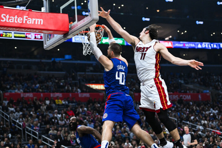 Ivica Zubac zakucava kraj Jaimea Jaqueza/Foto REUTERS