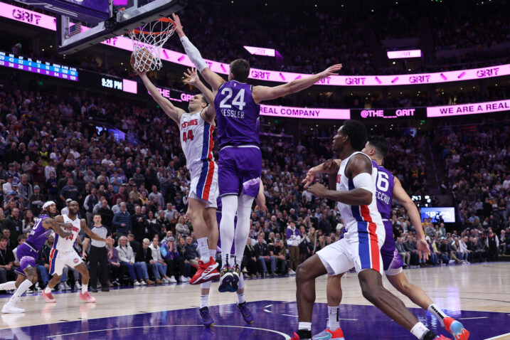 Bojan Bogdanović poentira kraj Walkera Kesslera, centra Utaha/Foto REUTERS