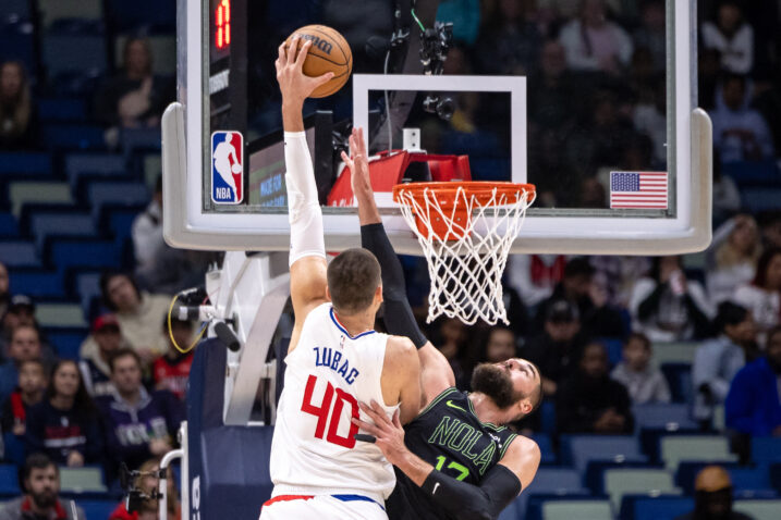 Ivica Zubac zakucava preko Jonasa Valanciunasa/Foto REUTERS