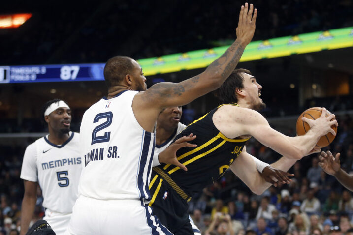 Dario Šarić između Xaviera Tillmana i GG Jacksona/Foto REUTERS