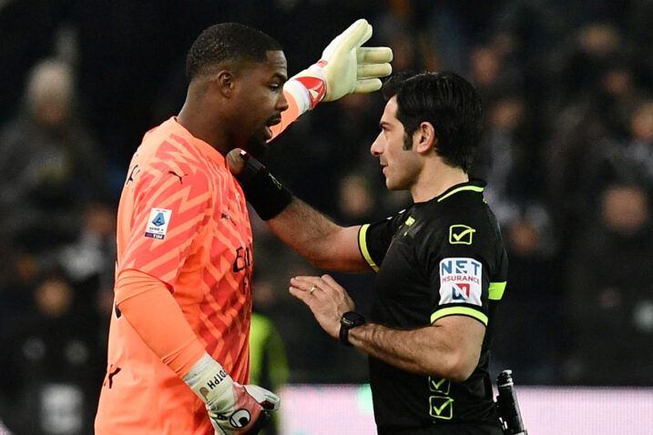 Mike Maignan i sudac Fabio Maresca/Foto REUTERS