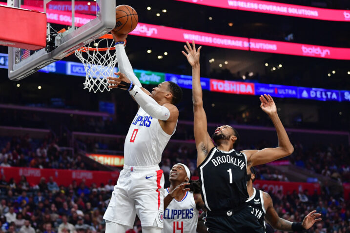 Russell Westbrook poentira kraj Mikala Bridgesa/Foto REUTERS