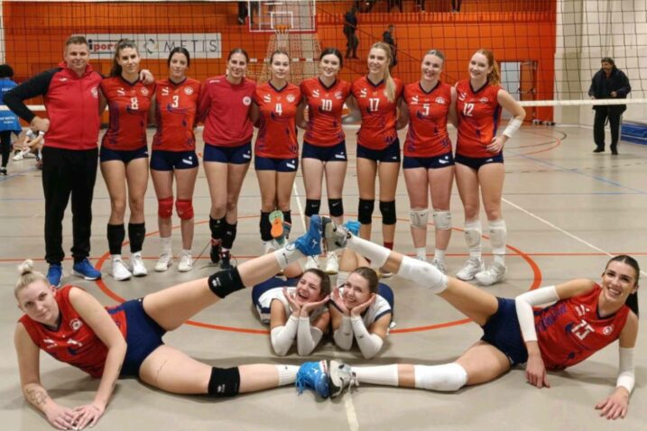 Odbojkašice Grobničana s trenerom Markom Crnkovićem/Foto ŽOK Grobničan