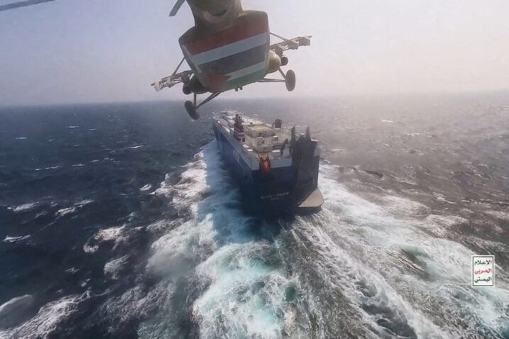 Hutiji se helikopterom pripremaju ukrcati na brod Galaxy Leader u Crvenom moru / Foto Reuters
