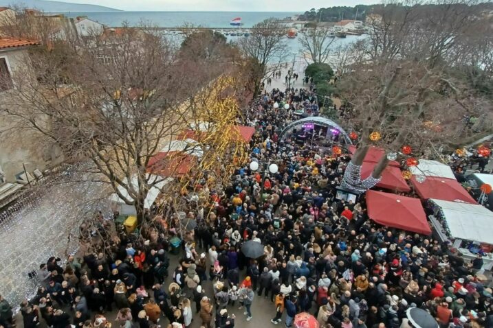 Gužva na podnevnom ispraćaju 2023. godine u Krku / Foto : M. TRINAJSTIĆ