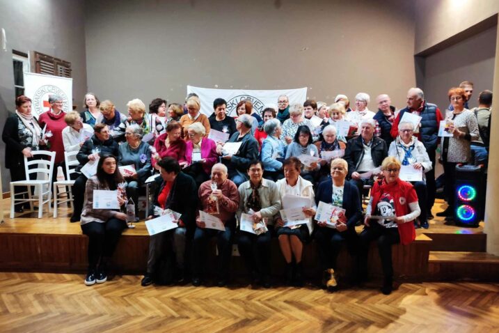 Volonteri jubilarci i aktivisti Gradskog društva Crvenog križa Opatije u matuljskom Hangaru