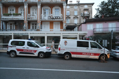 Na glavnu prometnicu koja se privremeno zatvorila za promet stigla policijska vozila s registarskim oznakama iz Monaca / Foto Mateo LEVAK