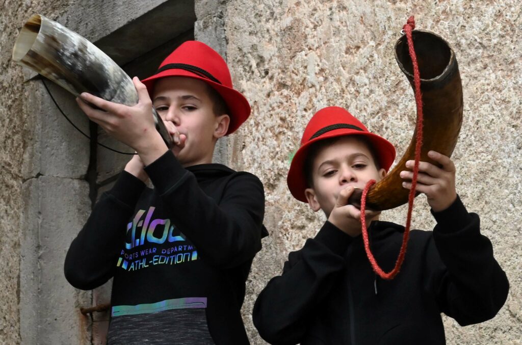 Andre i Frano Poropat zatulili u antonjski rog Foto Marko Gracin