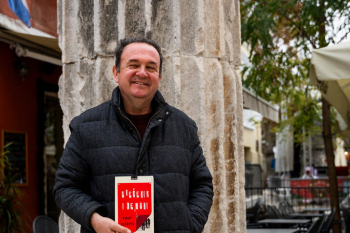 Robert Nezirović sa svojom knjigom / Foto Mislav Klanac