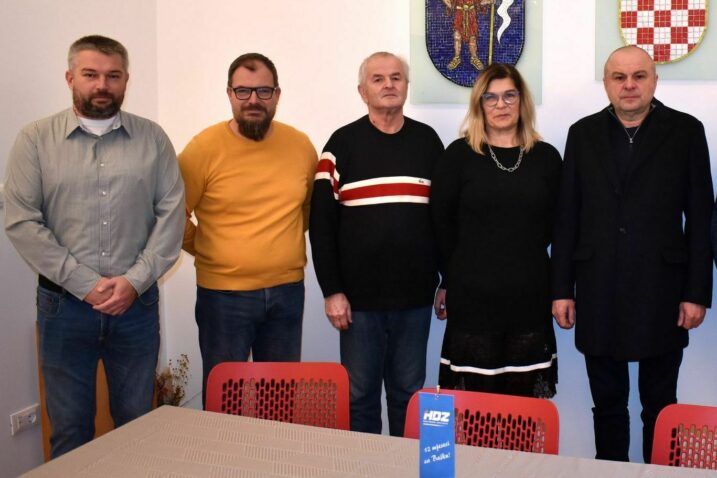 Predstavnici HDZ-ovih lista Bruno Seršić (Batomalj), Ivan Vasilić (Jurandvor), Slavko Jurešić (Draga Bašćanska) i Tanja Grlj (Baška) s čelnikom OO-a HDZ-a Robertom Topalušićem Orlovićem / Foto Mladen Trinajstić