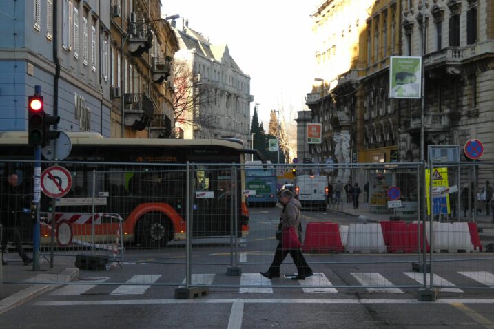 Uske riječke ulice nezgodne za manevriranje autobusima / Foto : M. LEVAK