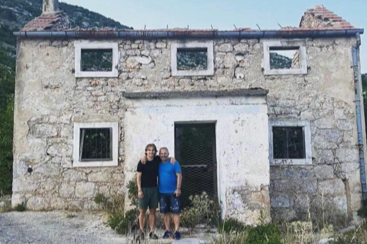 Luka Modrić ispred svoje ruševne rodne kuće / Screenshot