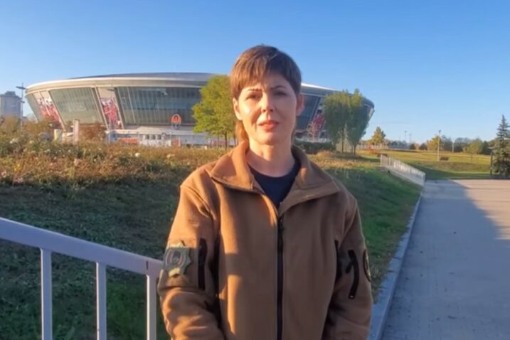Mirela Jakupanec ispred stadiona Šahtara u okupiranom Donjecku / Foto Screenshot YouTube