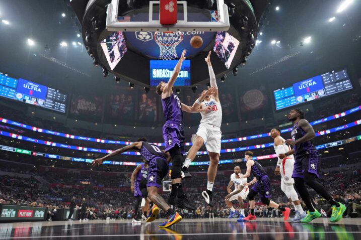 Ivica Zubac pokušava poentirati preko Domantasa Sabonisa/Foto REUTERS