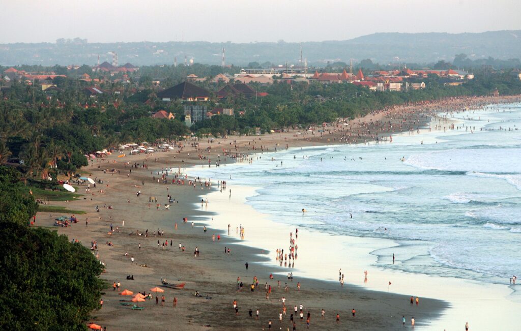 A view of Kuta beach from a bungee jumping tower on the Indonesian resort island of Bali is seen in this May 29, 2005 file photo. Up to three explosions rocked popular tourist areas on the Indonesian resort island of Bali on October 1, 2005. At least three people were killed in a blast in the Kuta beach area police on the scene said. The explosions come almost exactly three years since Islamic militants linked to al Qaeda bombed two nightclubs in Kuta in October 2002, killing 202 people, mainly foreign tourists. REUTERS/Darren Whiteside
