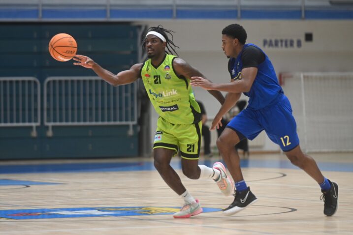 Tray Hollowell/M. LEVAK