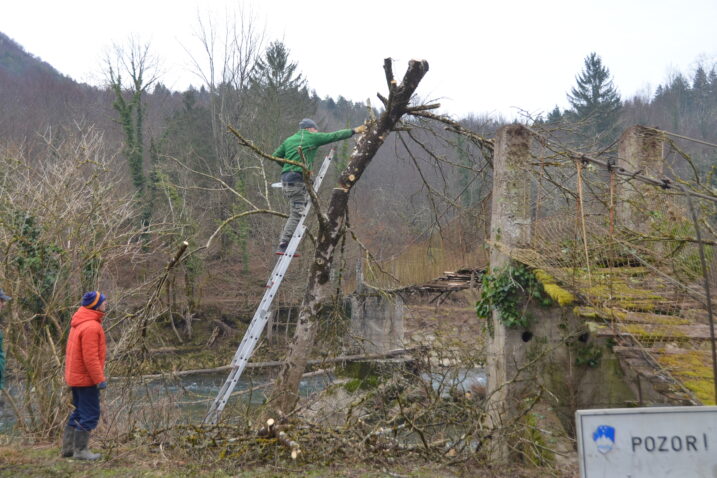 Srušena su i stabla oko mosta / Foto Marinko KRMPOTIĆ
