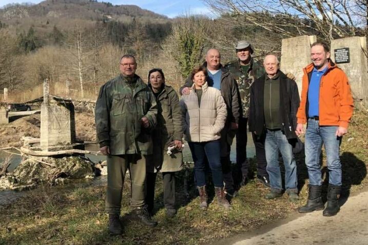 Sudionici akcije kraj visećeg mosta / Foto Udruga Kupa