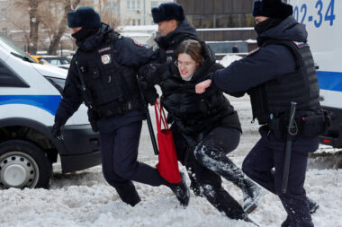 Policija privodi ženu koja je došla odati počast Alekseju Navaljnom u Moskvi / Reuters