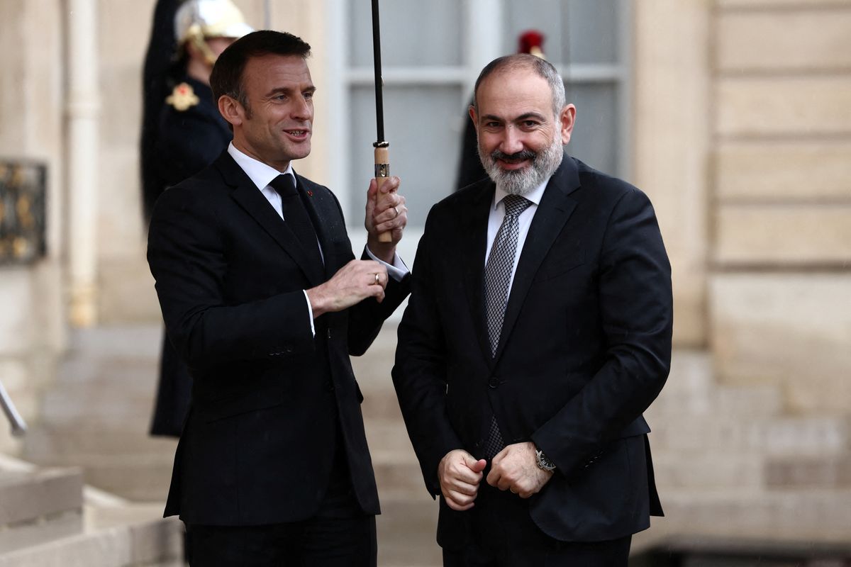 Francuski predsjednik Emmanuel Macron drži kišobran armenskom premijeru Nikolu Pašinjanu / Foto Reuters