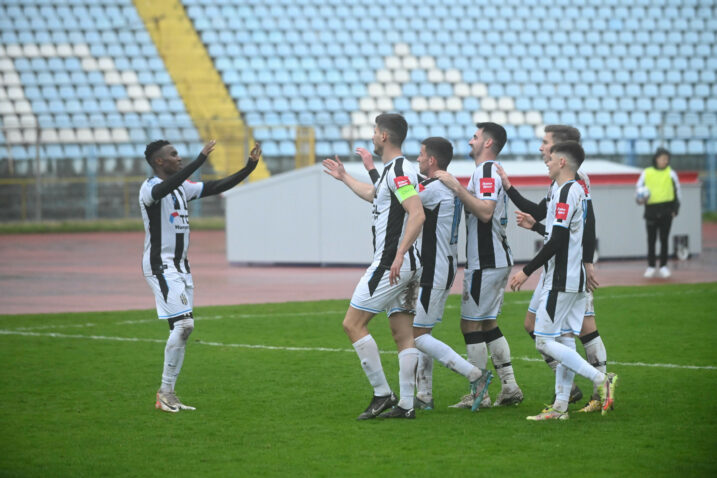 Goodness Ajayi slavi pogodak sa suigračima/Foto M. LEVAK
