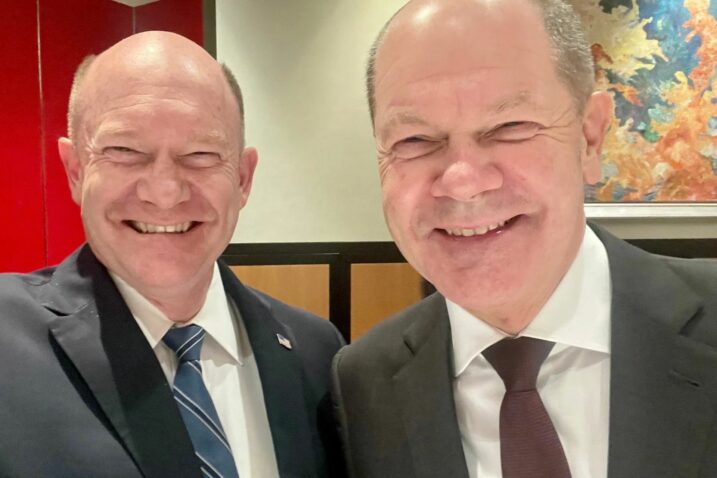 Chris Coons i Olaf Scholz poziraju za selfie