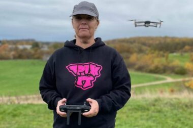Erica Hart koristi se dronom kada traga za izgubljenim životinjama / Foto X / Twitter