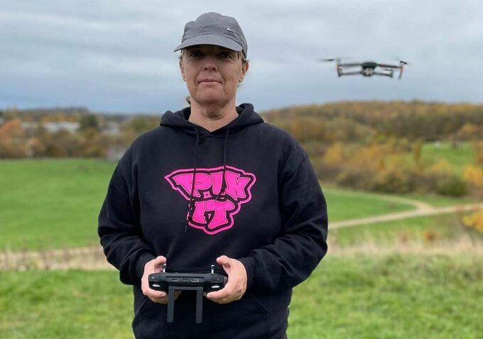 Erica Hart koristi se dronom kada traga za izgubljenim životinjama / Foto X / Twitter