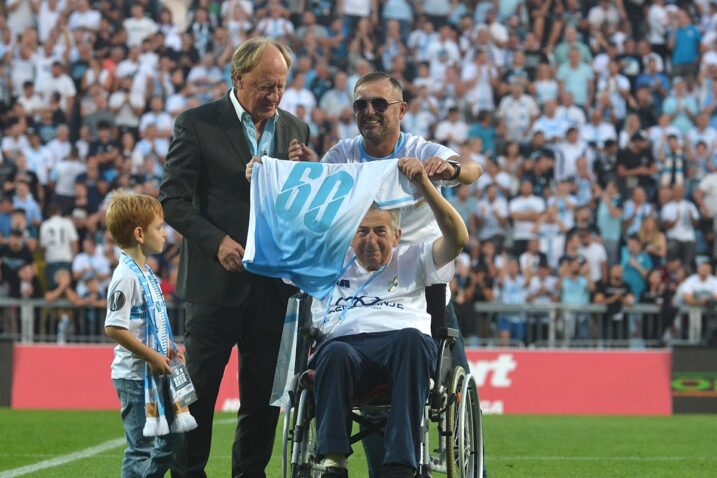 Slobodan Ružić-Ruža prima dres od Srećka Juričića / Foto NK Rijeka