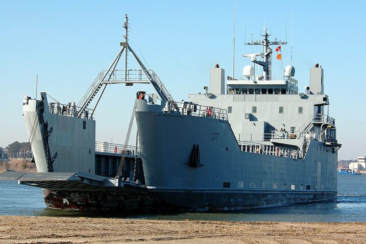 Foto U.S. Navy photo by Photographer’s Mate 2nd Class Daniel J. McLain
