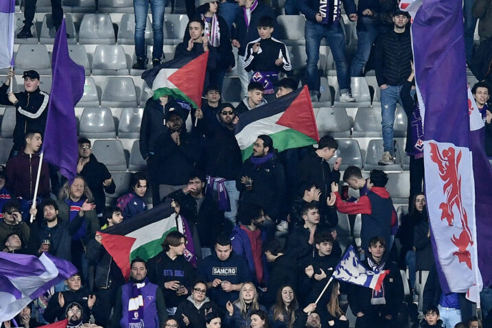Navijači Fiorentine s palestinskim zastavama/Foto REUTERS