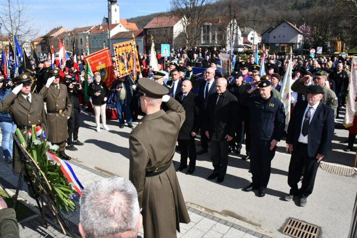 "Mimohod pobjednika" povijesnih postrojbi ulicama Pakraca / Foto IVICA GALOVIC/PIXSELL