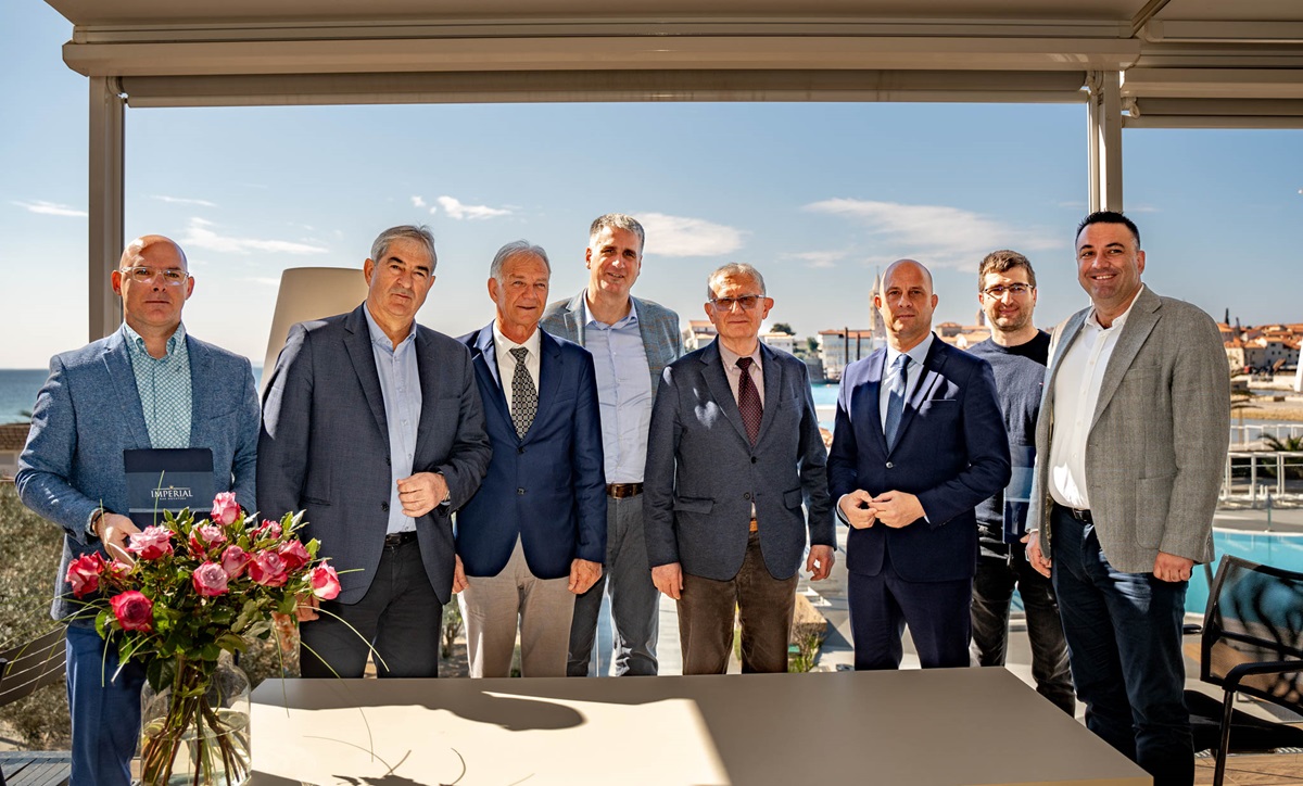 Vedran Levak, Vlado Miš, Željko Dumičić, Alen Benković, Mirko Habijanec, Nikola Grgurić, Mario Biljan i Marin Lazarić nakon potpisivanja ugovora / Foto Imperial Riviera