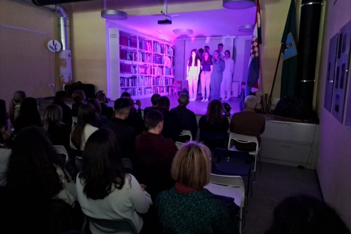 Nastup delničkih srednjoškolaca u knjižnici Janet Majnarich