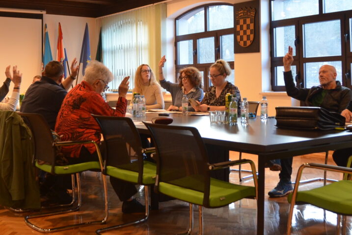 Ovog je puta svih 12 vijećnika podržalo prijedlog izmjena godišnjeg proračuna Grada Delnica / Foto M. KRMPOTIĆ