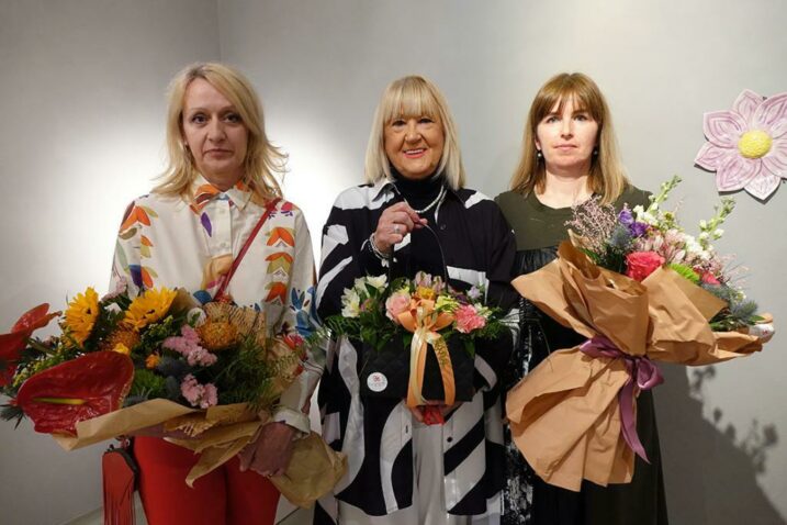 Renata Vojnić, Silvana Pavačić i Andrijana Rušin na otvorenju izložbe / Foto I. GRŽETIĆ