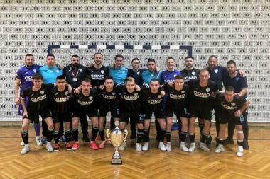 Futsal momčad Rijeke s pokalom nakon utakmice/Foto HMNK Rijeka