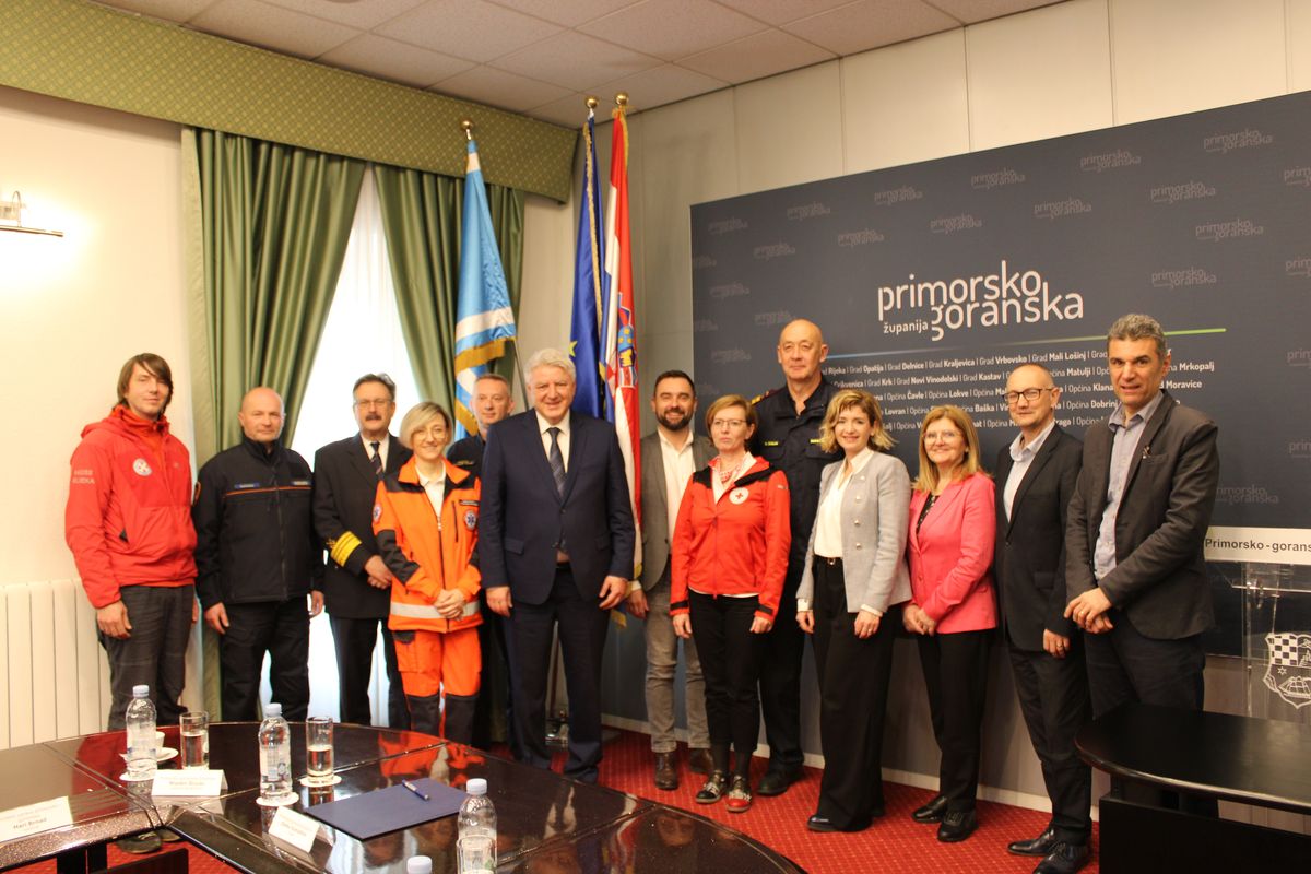 Zlatko Komadina s pripadnicima operativnih snaga Civilne zaštite PGŽ