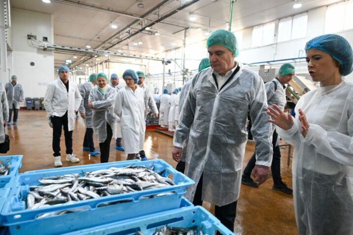 Zoran Milanović tijekom posjeta tvornici Mardešić u mjestu Sali na Dugom otoku / Foto Ured predsjednika Republike Hrvatske / Dario Andrišek