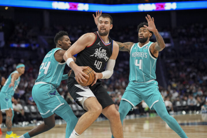 Ivica Zubac između Nicka Richardsa i Brandona Millera/Foto REUTERS