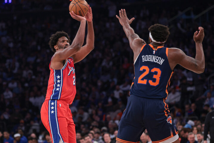 Joel Embiid i Mitchell Robinson/Foto REUTERS