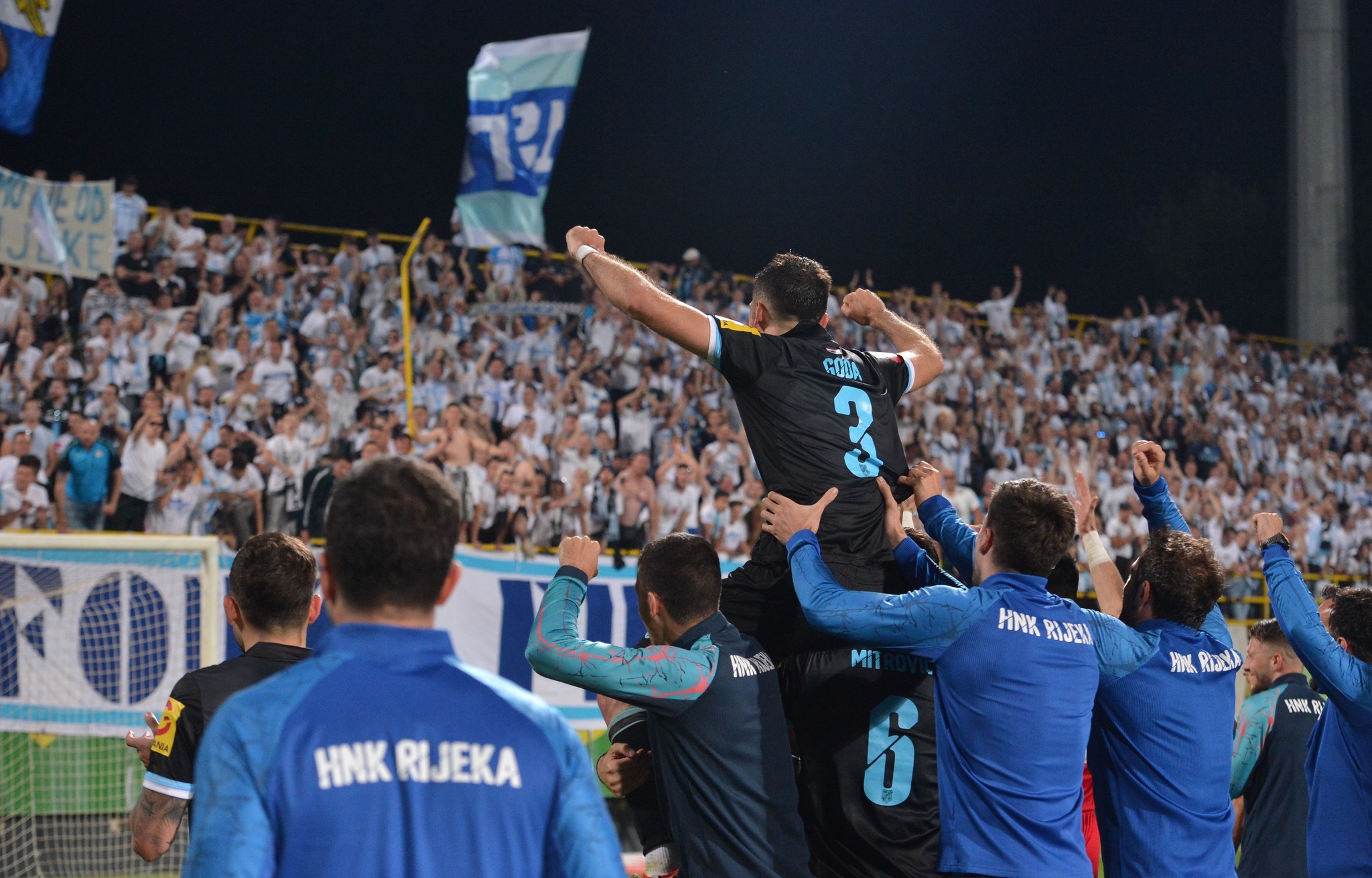 Bruno Goda na ramenima suigrača nakon utakmice pred navijačima/Foto HNK Rijeka
