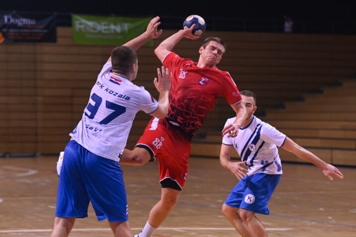 Matija Perkov između Kozalčana Gabrijela Rajiča i Ante Devčića/Foto A. KRIŽANEC
