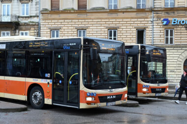 Male plaće i nedostatak vozača glavni problem Autotroleja - autobusi na Jelačićevom trgu / Foto V. KARUZA